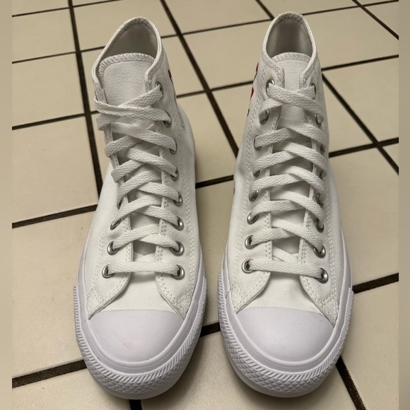 Converse Custom Chuck Taylor All Star Wide Fit in White Monochrome with red bow - Picture 3 of 5